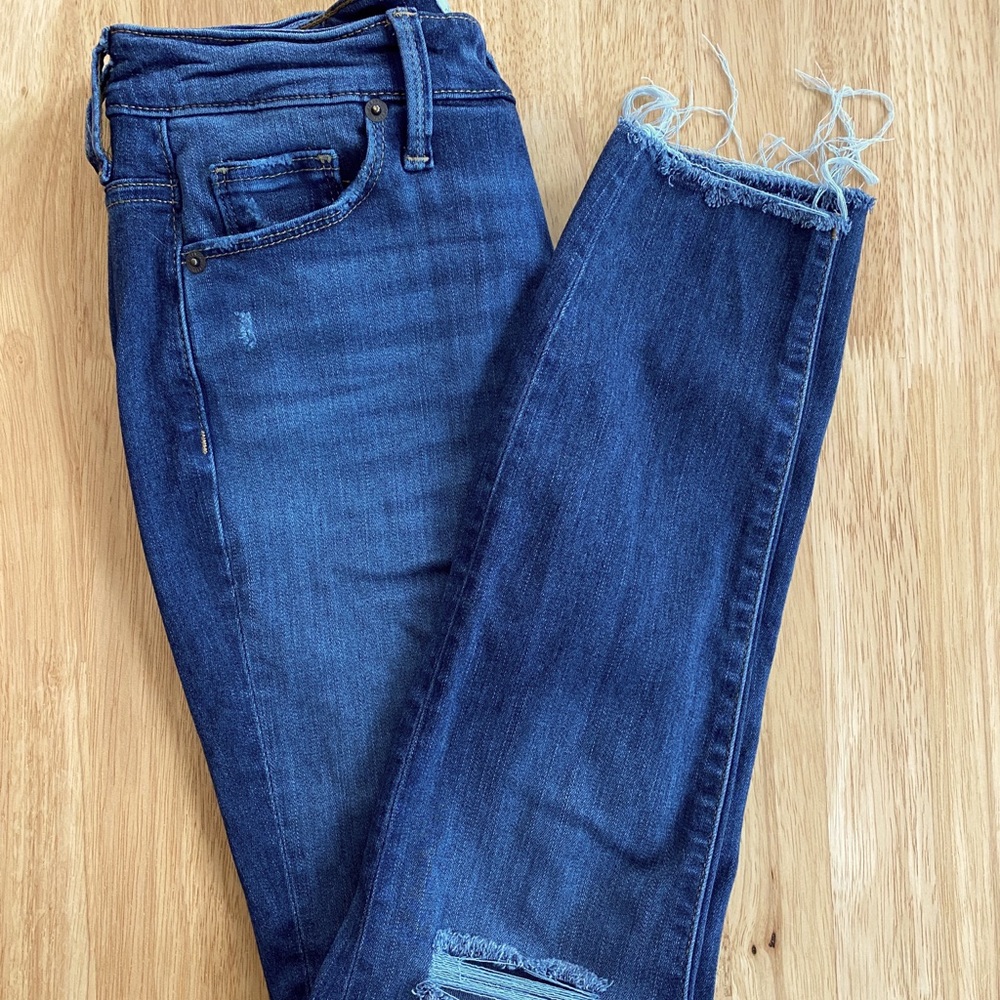 Universal Thread distressed frayed ankle jeans